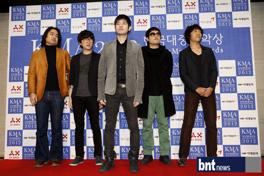 图文2012大众音乐颁奖礼张基河和脸们
