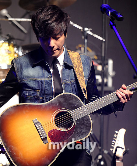 图文cnblue新专辑发布会郑容和秀吉他技艺