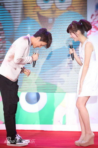 图文关诗敏发片两人很开心