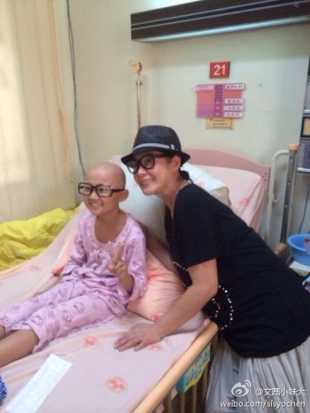 刘若英看望癌症小患者