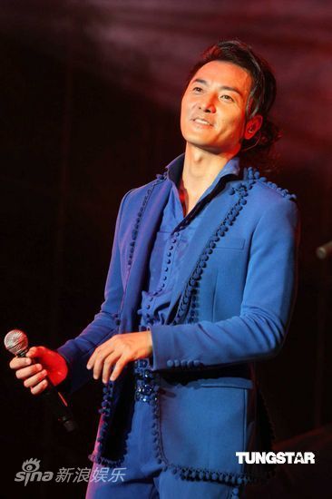 图文郑伊健佛山开唱郑伊健面带笑容