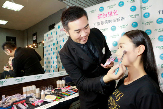 唐毅:我做造型师很多年,尤其是做明星化妆比较多,随着工作的深入我