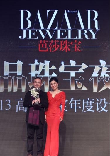 芭莎珠宝主编敬静为sugar首饰手机颁发年度最佳珠宝时尚跨界设计大奖