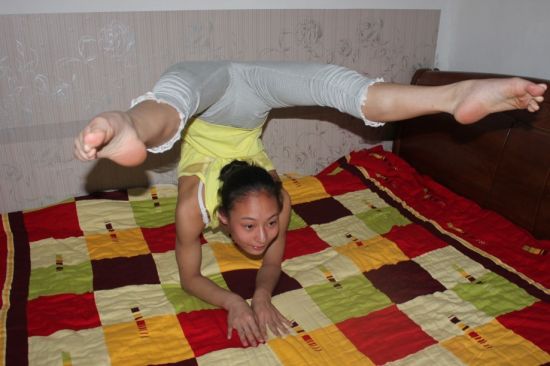 达人秀中也惊现许多才艺牛人:有赤脚站在单排刀峰上左右各提1桶水旋转