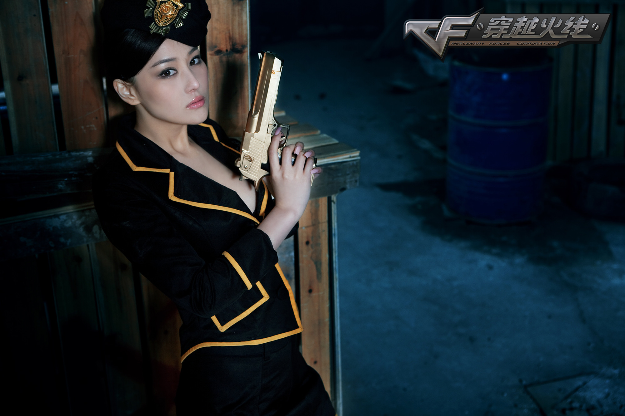 军装难掩那一抹妩媚