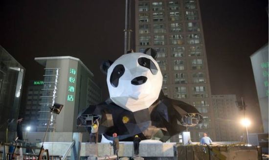 郭富城黄晓明周迅等设计的熊猫雕塑亮相