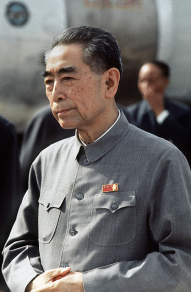 1973年9月，周恩来总理在首都机场等待迎接到访的法国总统蓬皮杜。