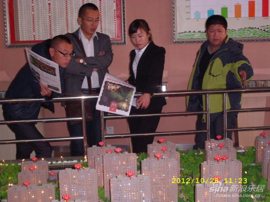 曾经理在为客户讲解楼盘信息