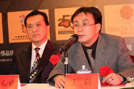 图为财富地产集团董事长王喆先生致词(右起第一位)