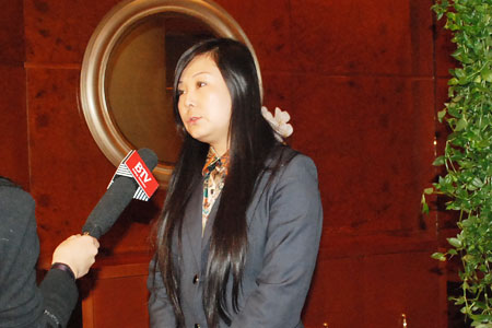 图为北京one项目负责人黄静现场接受北京电视台专访