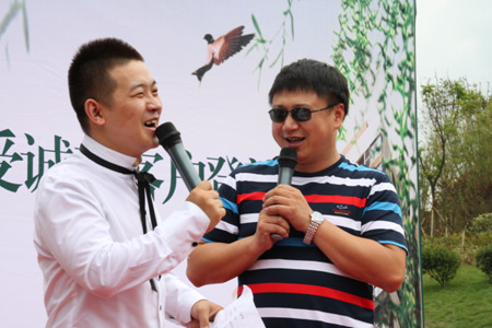 阿星与主持人逗笑全场