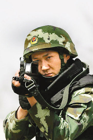 武警特警学院特战大队作战四分队队长,上尉警衔,1996年12月入伍,江西