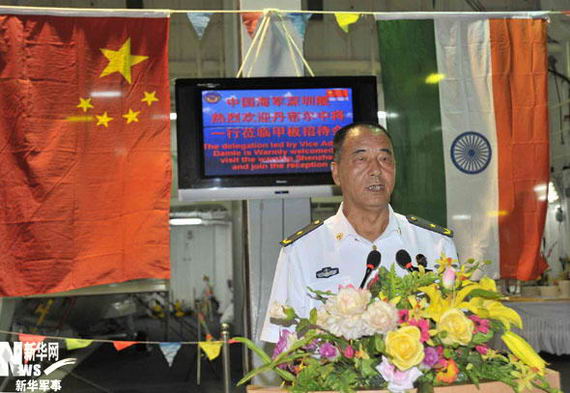 8月9日,南海舰队副司令员么志楼少将在深圳舰甲板冷餐会上致词