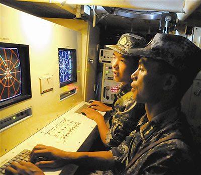 参演官兵运用雷达精确指挥部署火力. 薛海鹏摄