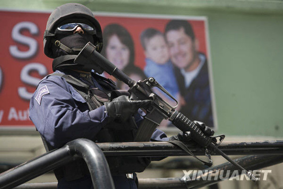 3月16日,武装警察在墨西哥格雷罗州奇尔潘辛戈市街头巡逻