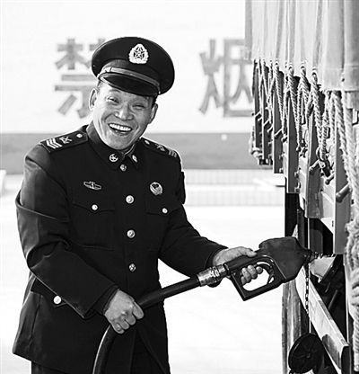 一个使命他选择了坚守一条轨迹他走了25年一座山沟