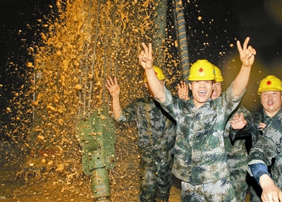 北京军区给水工程团官兵连续奋战50多个小时 在广西旱区成功打出水井