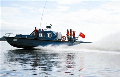 内河武装巡逻艇图片