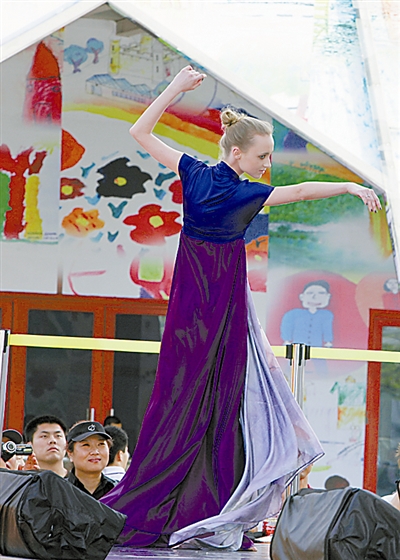 以一种现代的方式展示了波黑的服饰文化,表现出不同背景的民族千年来