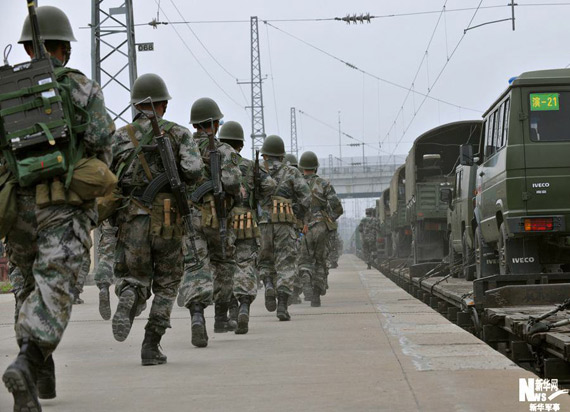全副武装的参演学员快速登车.吴苏琳摄