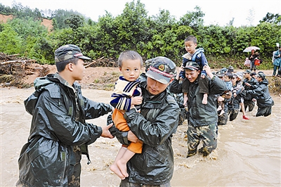 子弟兵奮戰抗洪搶險第一線