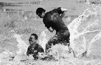 7月21日《战旗报》记者肖孝志摄