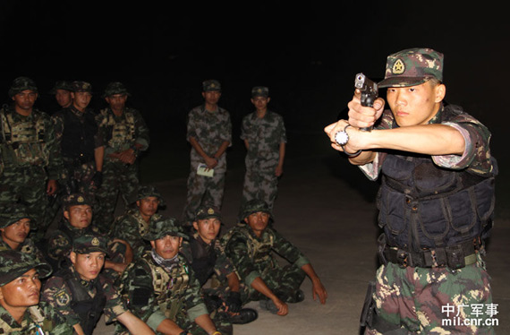 濮 照 特约记者 曾政雄 本报记者 王雁翔夜空下,一队黑影在"房屋街衢"