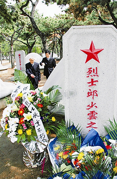 综合新闻 > 正文   刘松林在毛岸英烈士墓前.