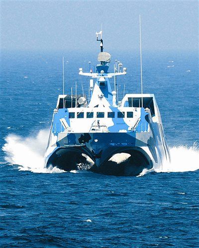 我海军2228号隐形导弹艇演练攻击远海纵深目标