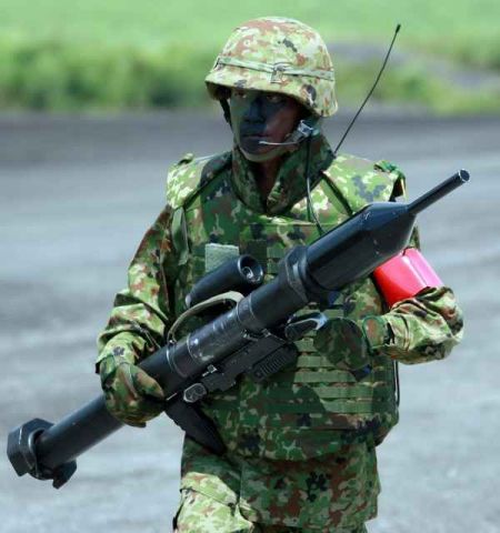 携带110毫米lam轻型反装甲火箭筒的日本陆上自卫队士兵.
