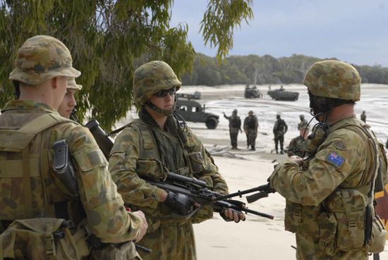 澳美军人参加两国联合军事演习