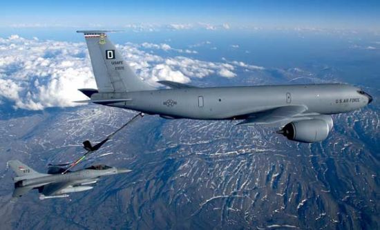 截止到目前，波音公司一直是为美国军方空中加油机的唯一供应商。图为采用四发动机布局的美国KC-135空中加油机。