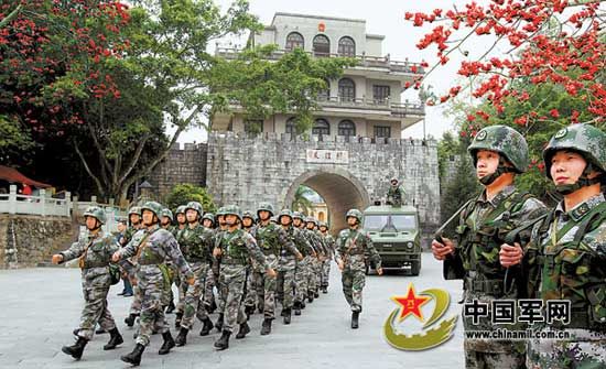 广西军区士兵忍痛打出轻机枪应用射击满分佳绩