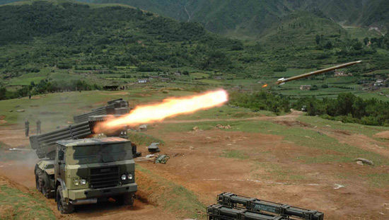 资料图:中国陆军列装的81式122毫米自行火箭炮开火