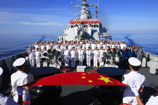 资料图:中国海军战舰上军人列队向国旗敬礼