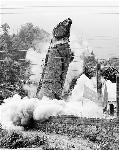 定向爆破现场,建筑物前方为高压线.郭全玉摄