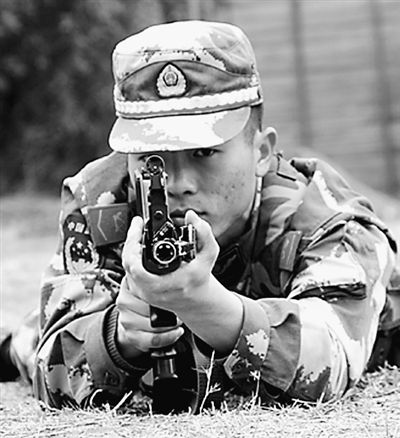 下士黄泽鑫这个"枪王"有点酷