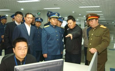 孙聪陪同解放军总参谋部首长参观研究所实验室.