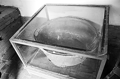 > 正文     在武乡八路军纪念馆里,记者看到了一口特别的行军锅