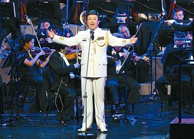 本报记者 张 雷摄   早些日子,听海政文工团副团长,著名歌唱家吕继宏