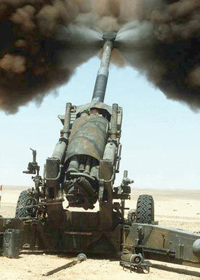 资料图:可发射gps制导炮弹的美国155毫米m198式牵引榴弹炮射击瞬间