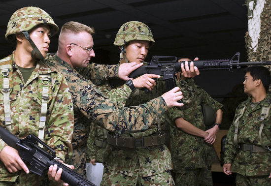资料图:驻日美军正在制导自卫队员射击训练