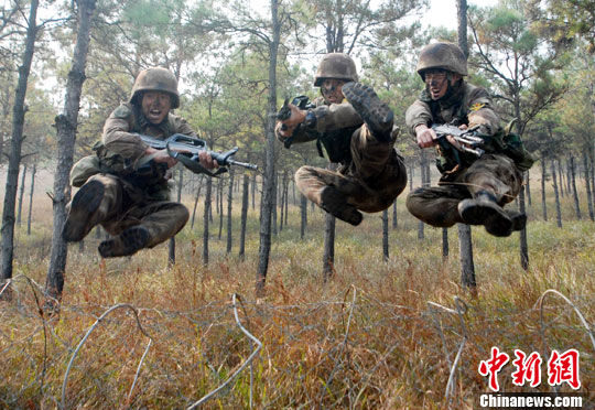 11月10日,济南军区官兵紧张而隐蔽地进行确山决胜——2011演习战前