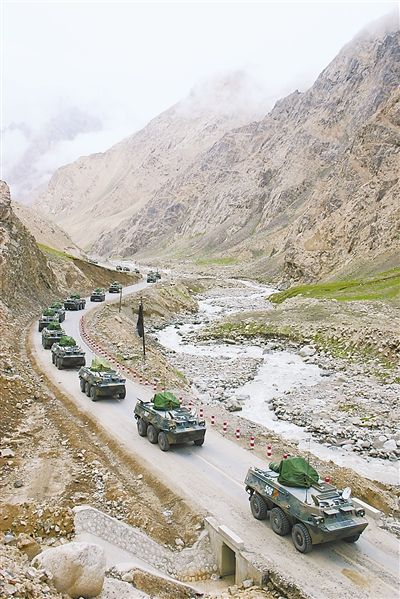 新疆军区某团把部队拉进崇山峻岭,锤炼部队在复杂地形作战能力.