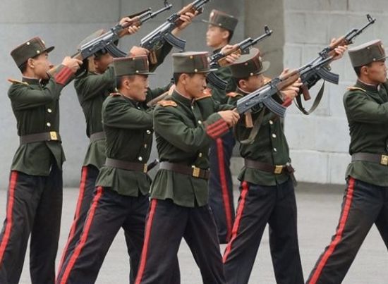 朝鲜平壤万景台革命学院学生正在学习自动步枪的使用方法