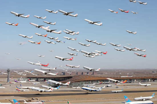 首都机场每日起降航班超过1200架次,上图仅仅是2个小时内起飞的飞机
