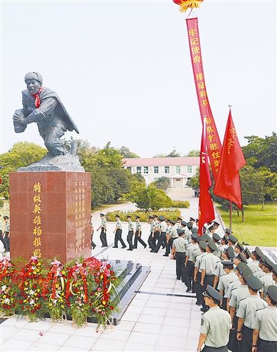 8月21日,新落成的杨根思雕像在济南军区某机步旅揭幕,揭幕仪式隆重