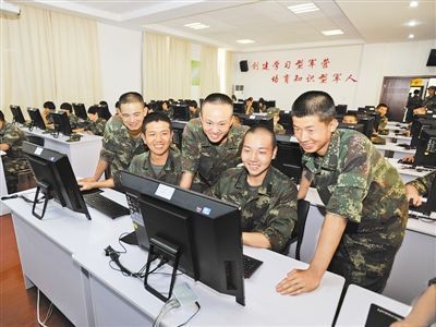 9月22日,第二炮兵某旅官兵在网络室冲浪