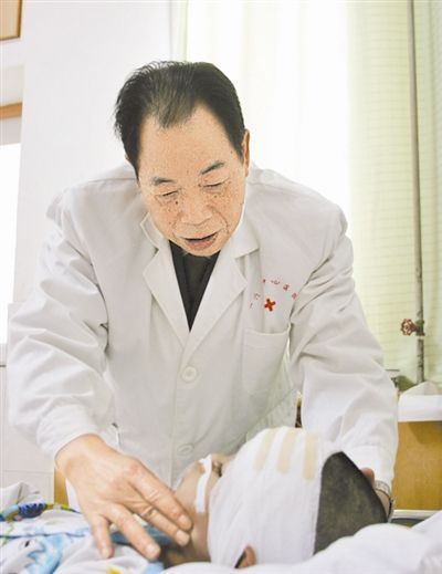 医院,命悬一线,神经外科专家王连元吩咐护士长肖灿立即做好手术准备