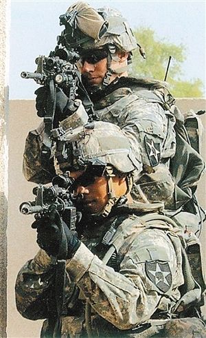 美军两名配备陆地勇士系统的士兵在伊拉克执行任务